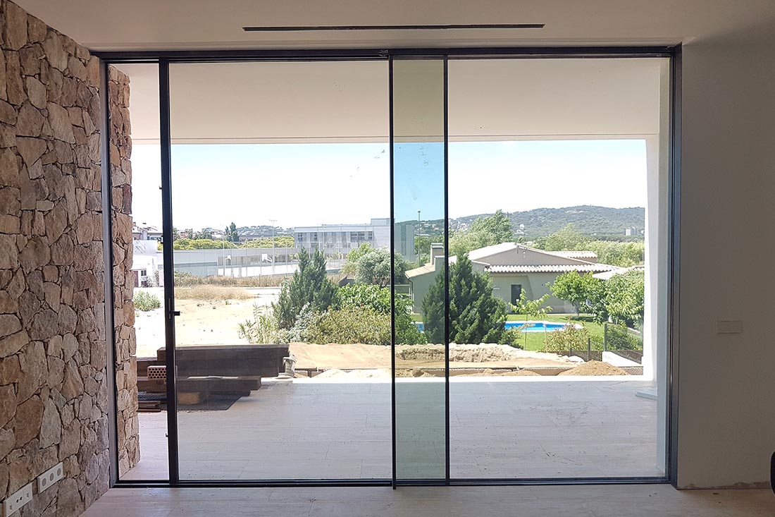 Puertas correderas minimalistas Girona