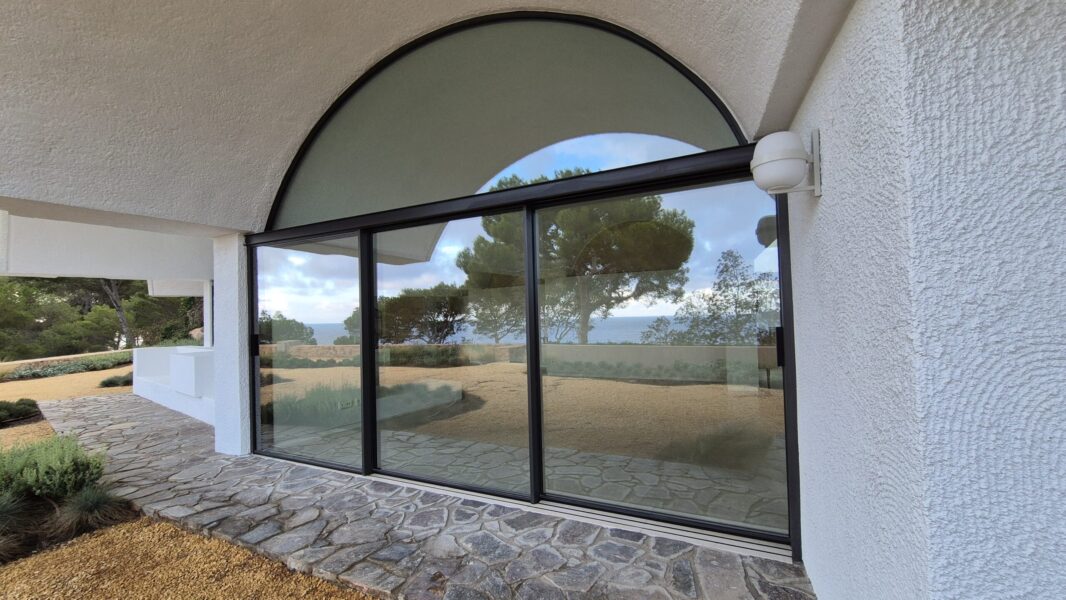 puertas correderas de aluminio con puesta a tierra pasante