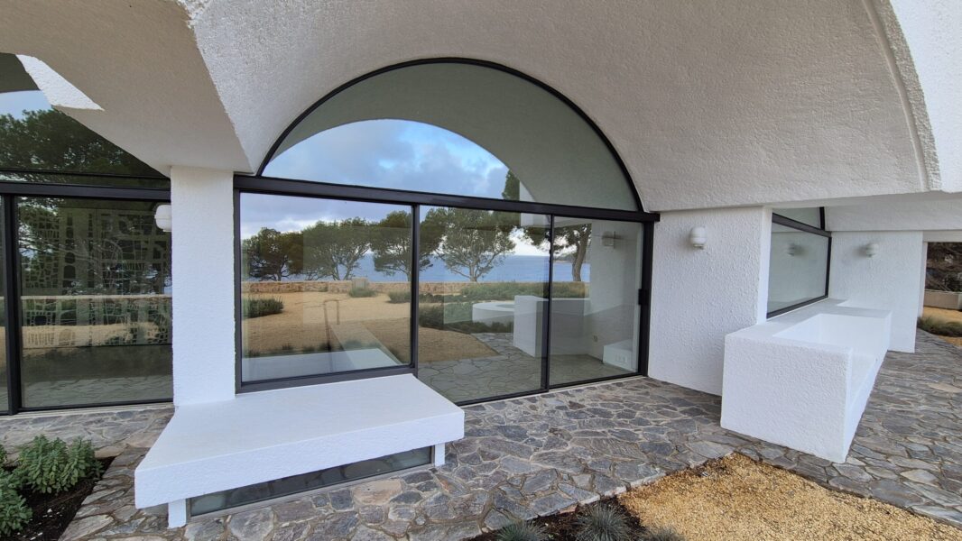 puertas correderas de aluminio con puesta a tierra pasante