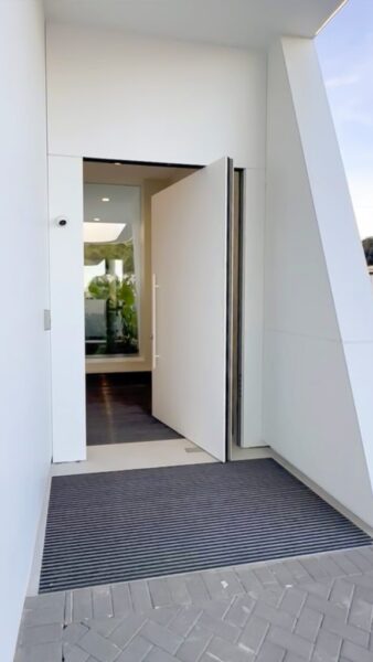 Puerta Pivotante en Girona