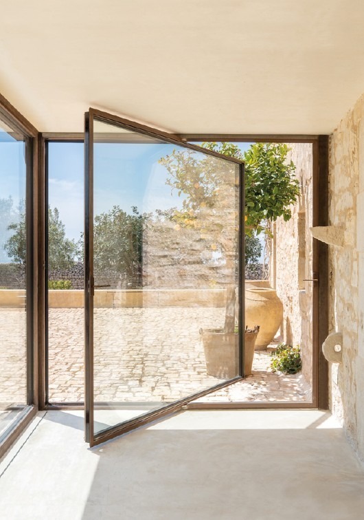 Proyectos Arquitectónicos con cerramientos metálicos minimalistas